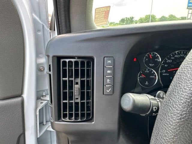 2025 Chevrolet Express Passenger 1LS