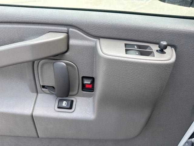 2025 Chevrolet Express Passenger 1LS