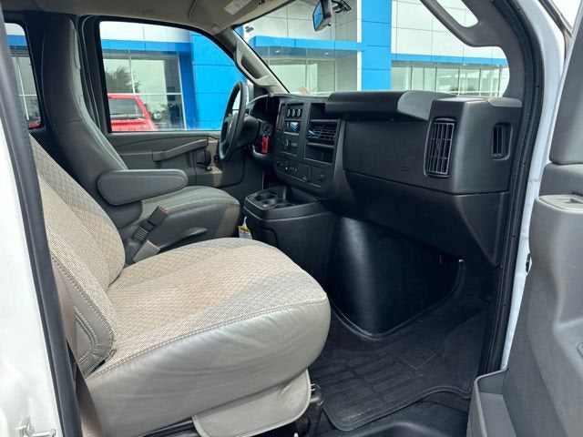 2025 Chevrolet Express Passenger 1LS