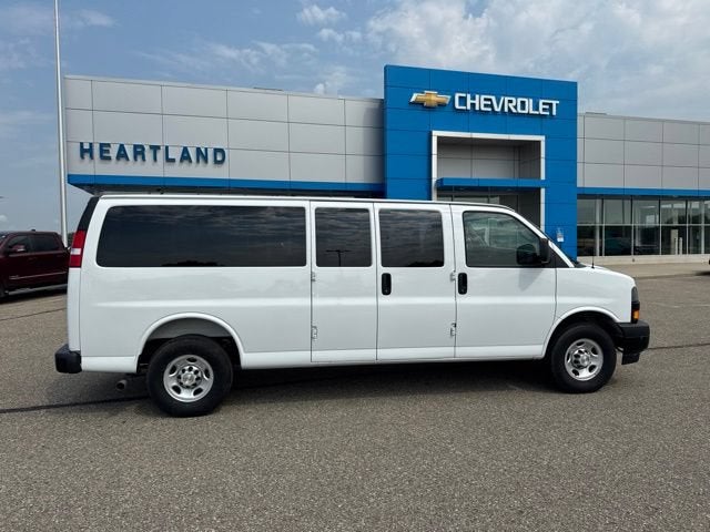 2025 Chevrolet Express Passenger 1LS
