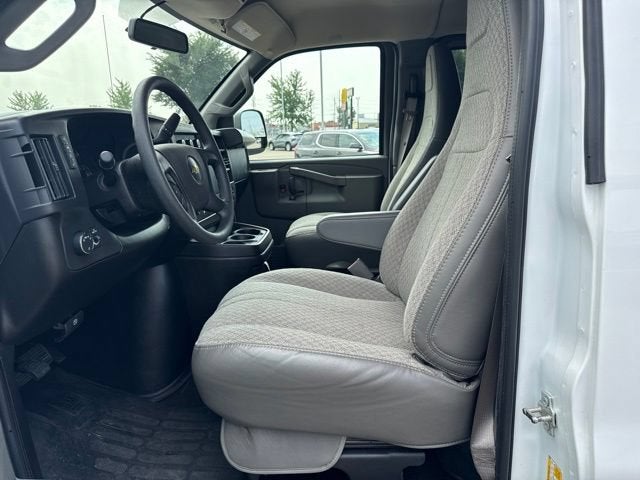 2025 Chevrolet Express Passenger 1LS