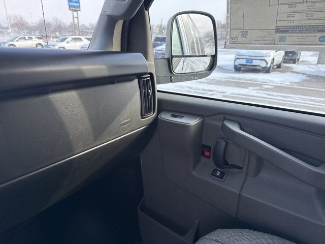 2025 Chevrolet Express Passenger 3500 1LT