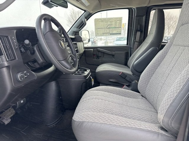 2025 Chevrolet Express Passenger 3500 1LT